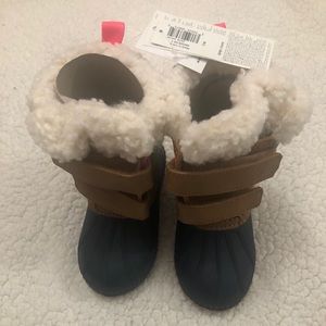 NWT GAP sherpa lined toddler duck boots - size 7/8